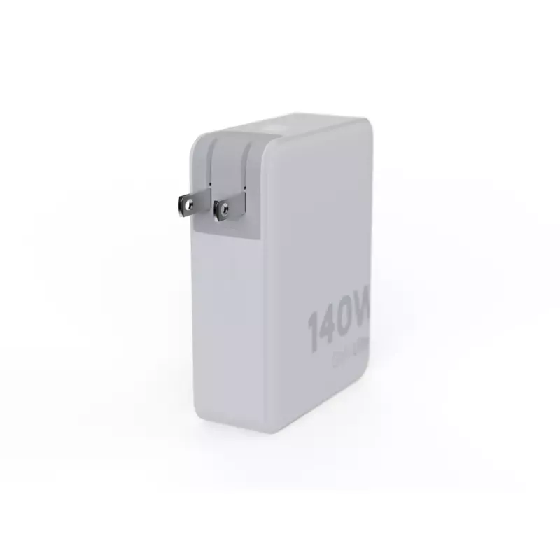 Carregador de viagem GaN portátil 140W Xtorm XVC2140 com 3× portas USB-C-PD e cabo USB-C de 2 m, branco