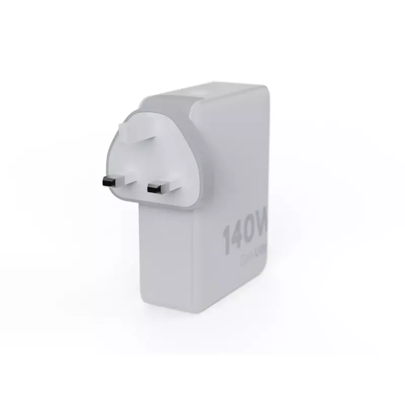 Carregador de viagem GaN portátil 140W Xtorm XVC2140 com 3× portas USB-C-PD e cabo USB-C de 2 m, branco