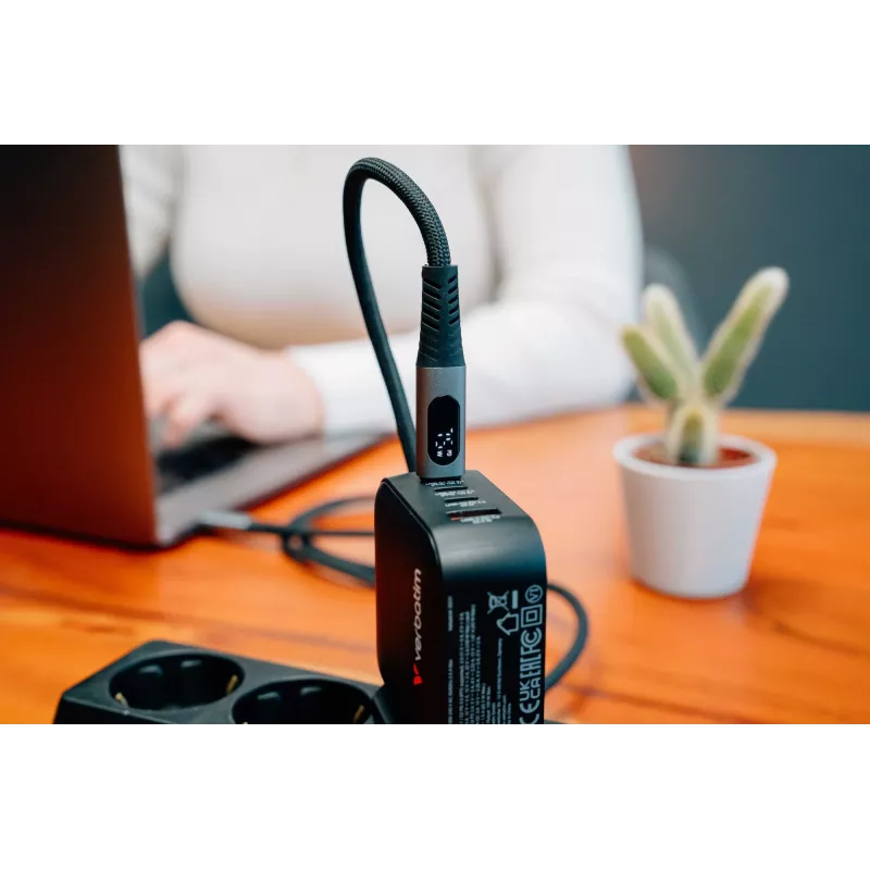 Cabo Verbatim Sync & Charge USB-C para USB-C 240W 40 Gbit/s com ecrã 120 cm