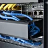 Canal de gestão de cabos horizontal de 1U para rack de servidor com tampa StarTech.com – Painel de revestimento de canal de cabos para rack de rede de 19 polegadas – canal de cabos ranhurado