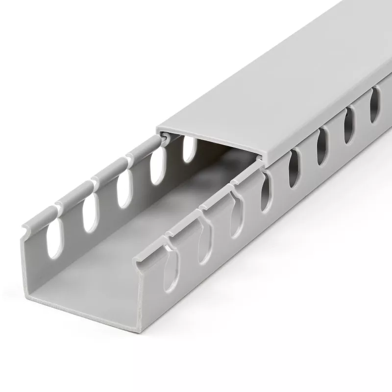 StarTech.com Canal de cabos com ranhuras abertas e tampa, 38 mm (1-1/2 polegadas) L x 25 mm (1 polegada) A – 2 m (6,5 pés) de comprimento – ranhuras de 8 mm (1/4 polegadas), ocultação de cabos de rede/canal de parede em PVC, máx. 20 cabos, listado UL