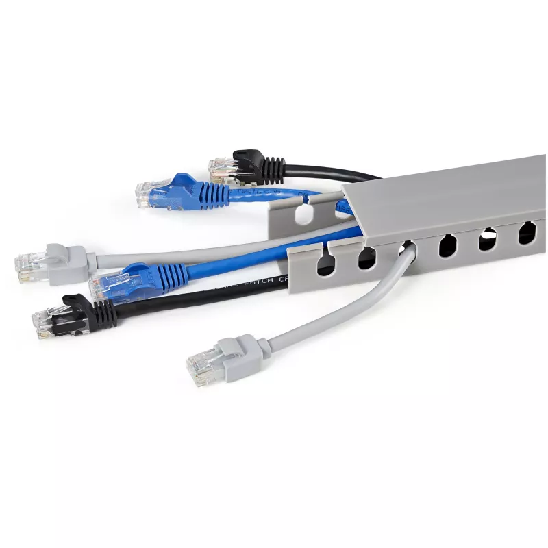 StarTech.com Canal de cabos com ranhuras abertas e tampa, 38 mm (1-1/2 polegadas) L x 25 mm (1 polegada) A – 2 m (6,5 pés) de comprimento – ranhuras de 8 mm (1/4 polegadas), ocultação de cabos de rede/canal de parede em PVC, máx. 20 cabos, listado UL