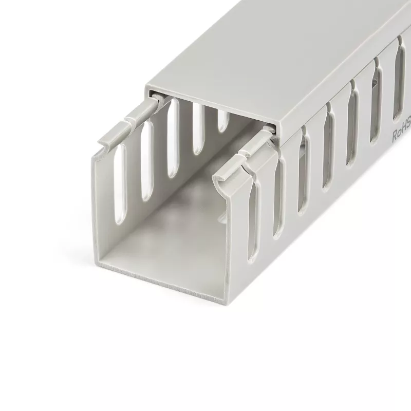 StarTech.com Tampa de canal de gestão de cabos aberta, 2 polegadas (50 mm) L x 2 polegadas (50 mm) A – 2 m de comprimento – ranhuras de 8 mm, ocultação de cabos de rede/canal de parede em PVC, máx. 80 cabos, listado UL