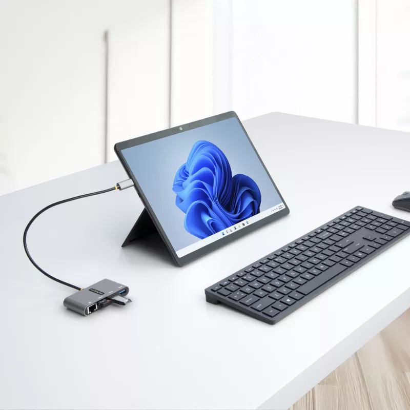 StarTech.com Hub USB-C de 3 portas com Ethernet - 3x USB-A - Ethernet Gigabit - USB 3.0 5Gbps - alimentado por bus - cabo host USB Type-C de 1ft/30cm - GbE - hub USB-C para USB-A portátil
