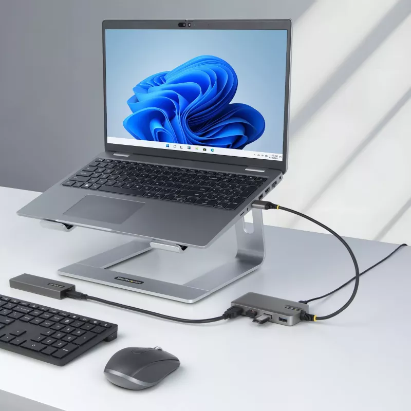 Hub USB-A StarTech.com 4 portas, 5 Gbit/s, alimentado pelo bus, hub USB-A para 4x USB-A com entrada de alimentação auxiliar USB-C, cabo host de 30 cm, hub USB portátil para desktop/portátil
