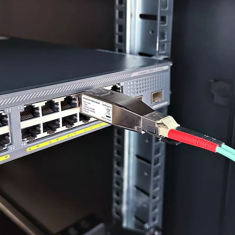 StarTech.com Dongle conversor de mídia Gigabit de fibra ótica para Ethernet RJ45, ótico monomodo 10 km/multimodo 800 m, alimentado por PoE, design compacto, caixa de metal, Micro Mini, TAA