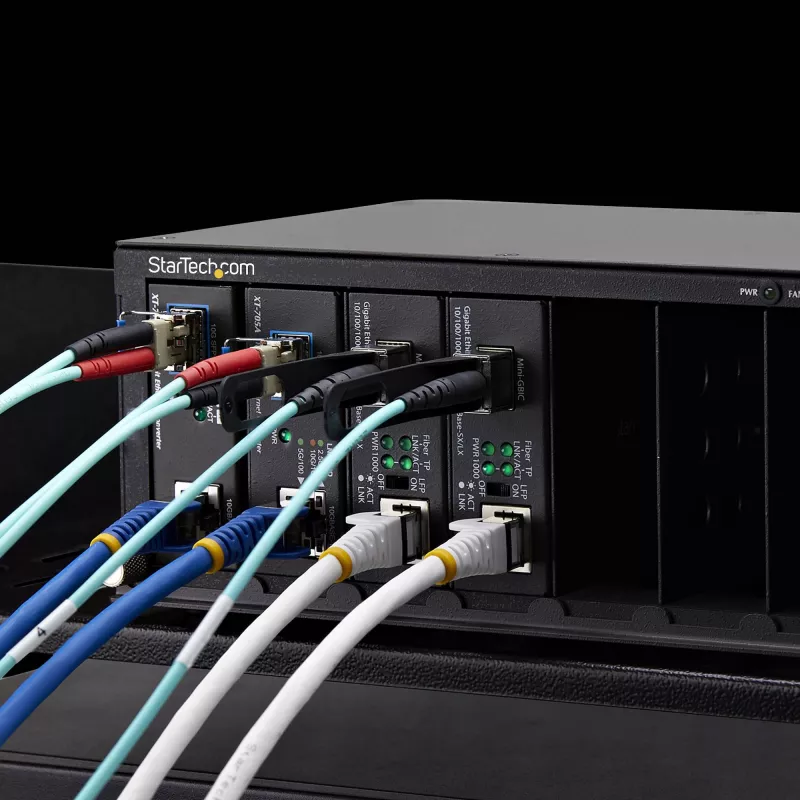 StarTech.com Chassis para conversores de mídia não gerido de 7 slots para a série MCM Media Converter, isolamento total de energia, refrigeração ativa, rackmount 10 polegadas, conforme TAA