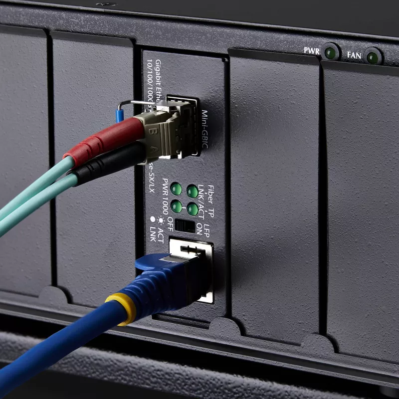 Conversor de suporte Gigabit Ethernet de cobre para fibra ótica StarTech.com, SM LC, 40 km, 10/100/1000 Mbit/s, RJ45 para LC, metal maciço, Jumbo Frames 9K, conforme TAA