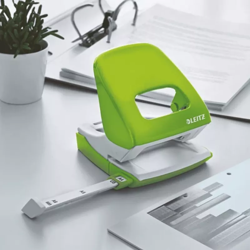 Leitz Perfurador WOW 5008 metal 2 furos / 30 folhas, 30 folhas, verde, metal, plástico, 8 cm, 5,5 mm, A4, A5, A6, folio, quarto US, 8 x 8 x 8 cm