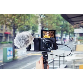 Sony α 6400 + SEL18135 MILC 24,2 MP CMOS 6000 x 4000 píxeis preto