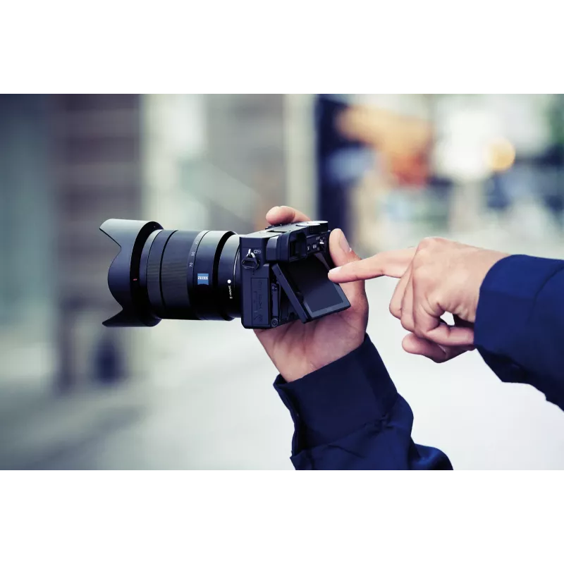 Sony α 6400 + SEL18135 MILC 24,2 MP CMOS 6000 x 4000 píxeis preto