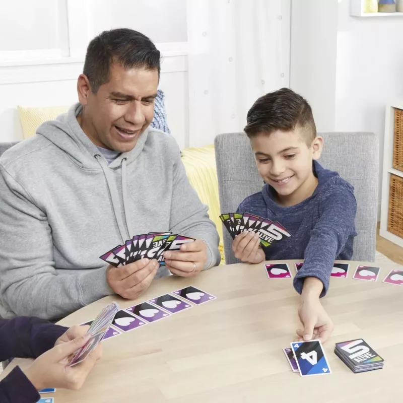 Jogo de cartas Hasbro Gaming F4205 5 Alive colecionável