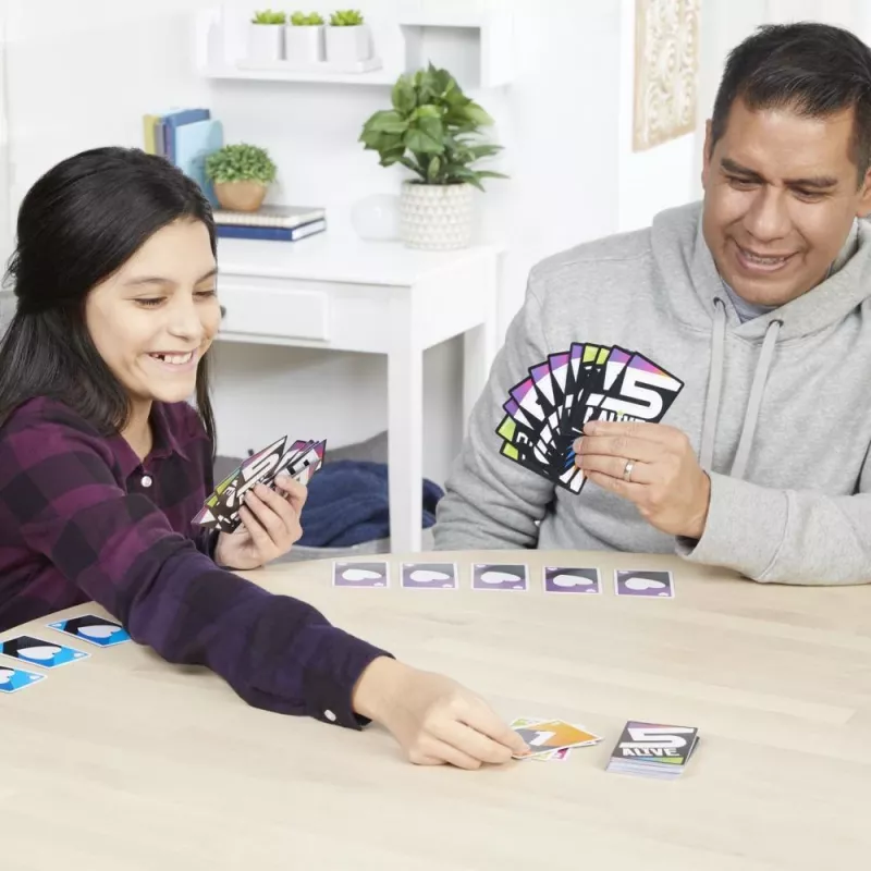 Jogo de cartas Hasbro Gaming F4205 5 Alive colecionável