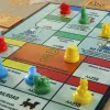 Monopoly Knockout jogo de família, jogos de tabuleiro rápidos para idade 8+, 2–8 jogadores, 20 min.