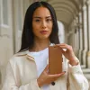 Capa carteira dbramante1928 Lynge para iPhone 13 Pro Max – Tan, 3 compartimentos para cartões, ecrã de 6,7