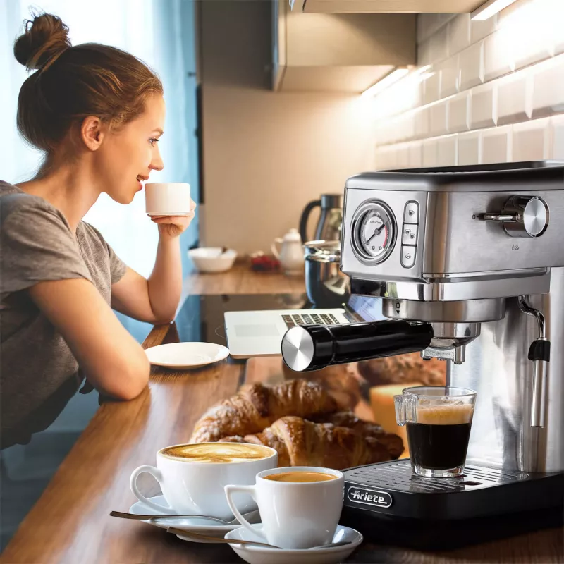 Ariete 1381 Máquina de café com manómetro, adequada para café moído e pastilhas ESE, 1300 W, capacidade 1,1 l, pressão de 15 bar, filtro para ½ chávena, bico para cappuccino, prateado