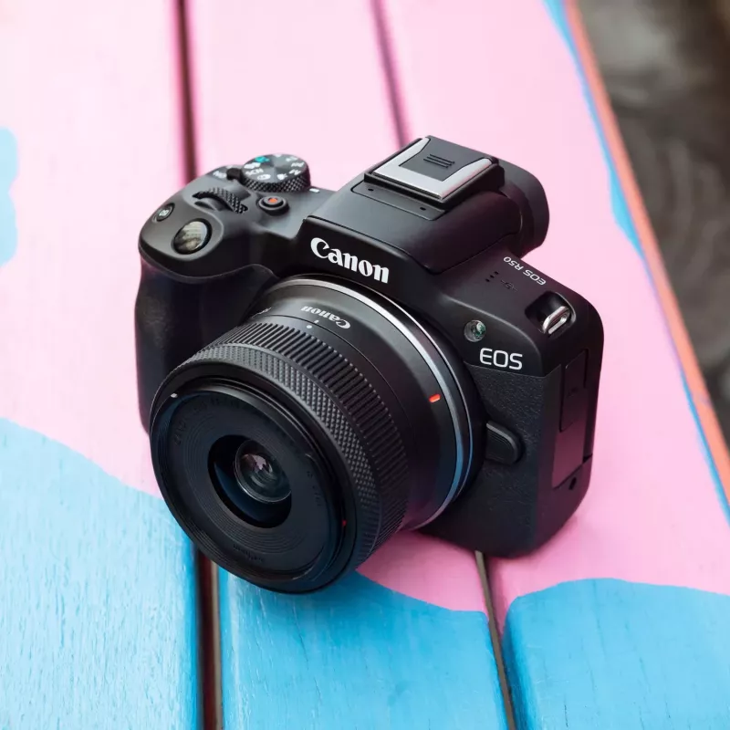 Canon EOS R50 kit de câmara mirrorless com objetivas RF-S 18-45mm e RF 75-300mm