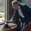 HP Poly Voyager Free 60+ UC Carbon preto auriculares + adaptador BT700 USB-C + estojo de carregamento com ecrã tátil