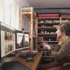 HP Poly Voyager Free 60+ UC Carbon preto auriculares + adaptador BT700 USB-C + estojo de carregamento com ecrã tátil