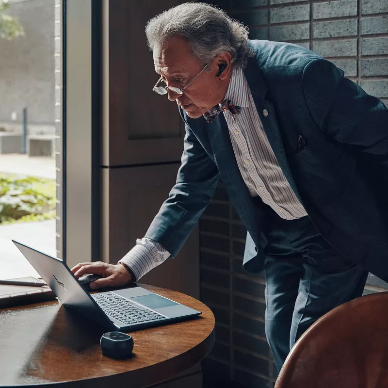 HP Poly Voyager Free 60+M UC Carbon preto auriculares + adaptador BT700 USB-C + estojo de carregamento com ecrã tátil
