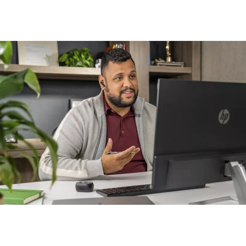 HP Poly Voyager Free 60+M UC Carbon preto auriculares + adaptador BT700 USB-C + estojo de carregamento com ecrã tátil