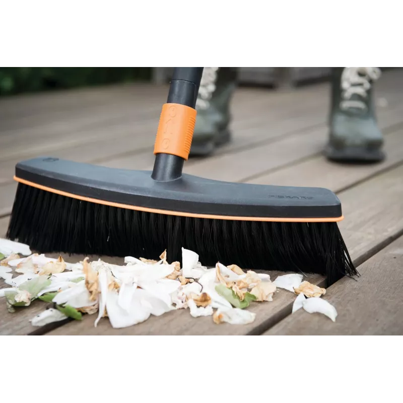 Fiskars 1001416 Vassoura plástico preto, laranja