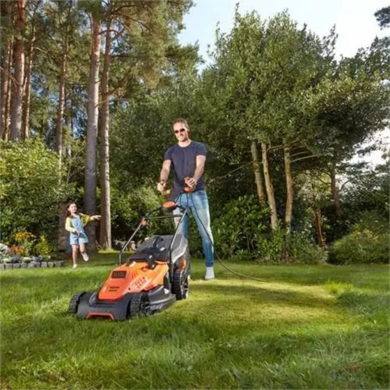 Corta-relvas elétrico Black & Decker com regulação da altura de corte, punho ajustável em altura com cla
