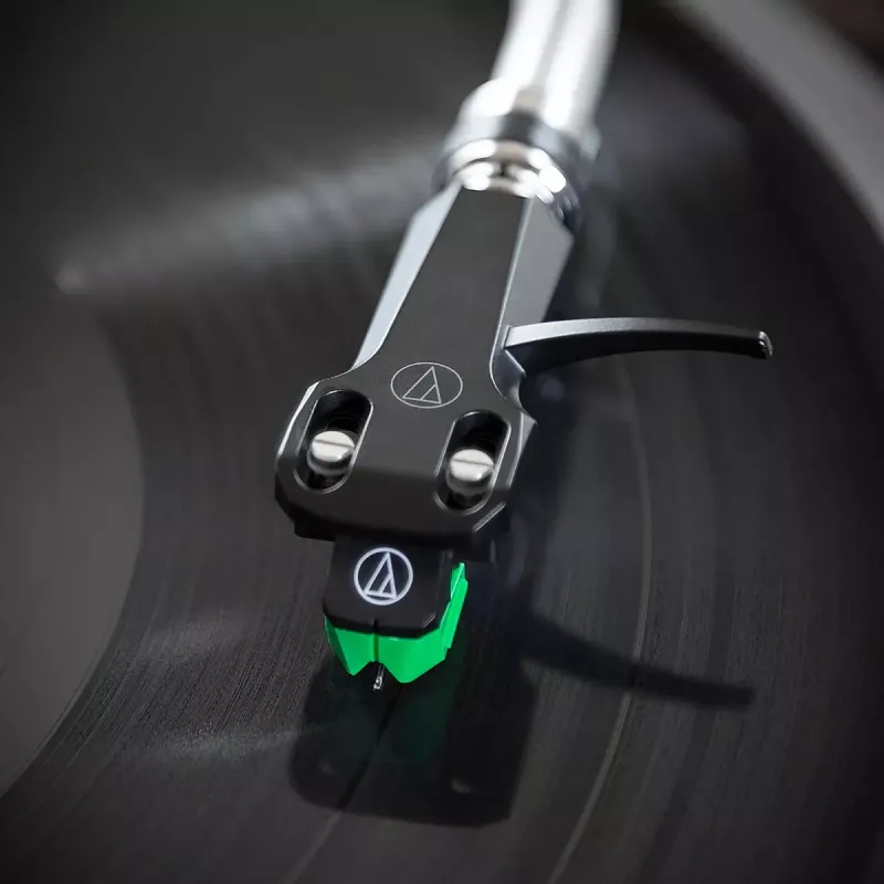 Cápsula Audio-Technica AT-VM95E/H com concha AT-HS6BK pré-montada (preto/verde)