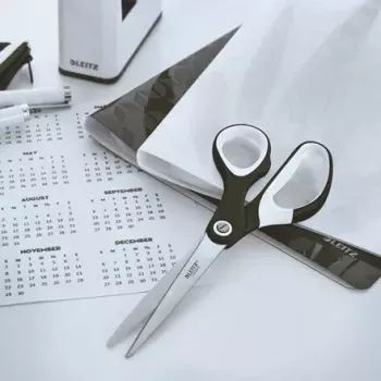 Tesouras Leitz WOW corte reto preto branco