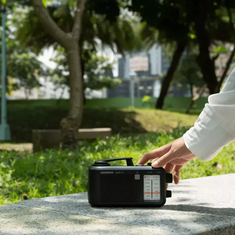 Rádio portátil Sangean MMR-77 analógico AM FM preto auscultadores de 3,5 mm