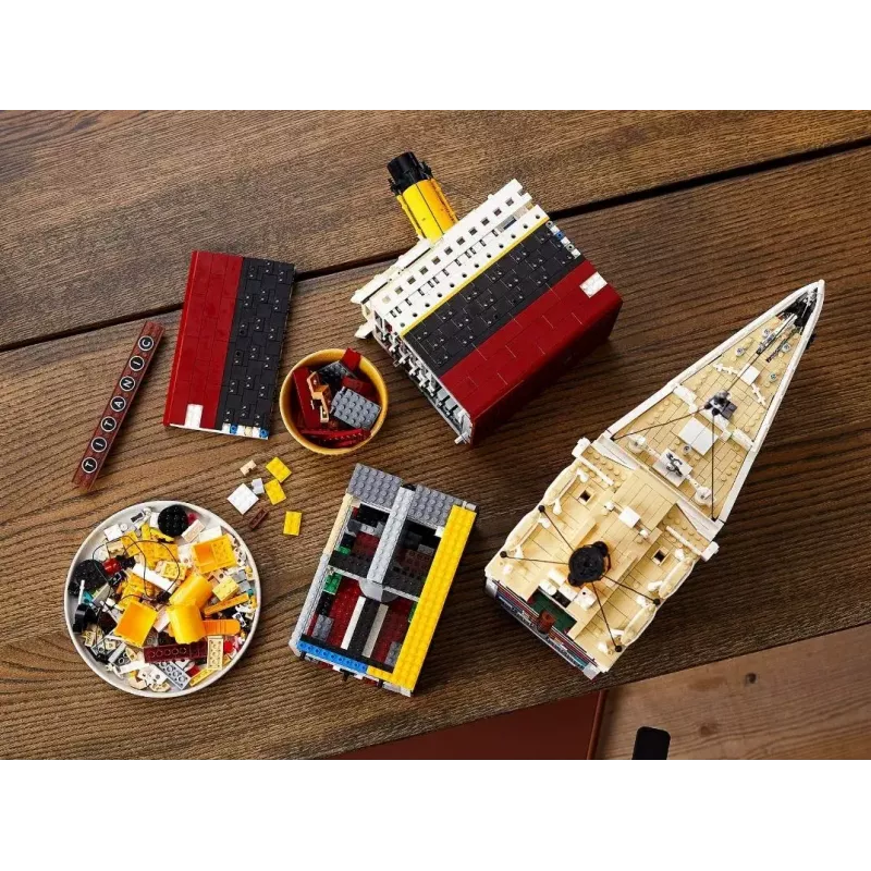 Conjunto de construção LEGO ICONS 10294 réplica do Titanic — 9.090 peças, 18+