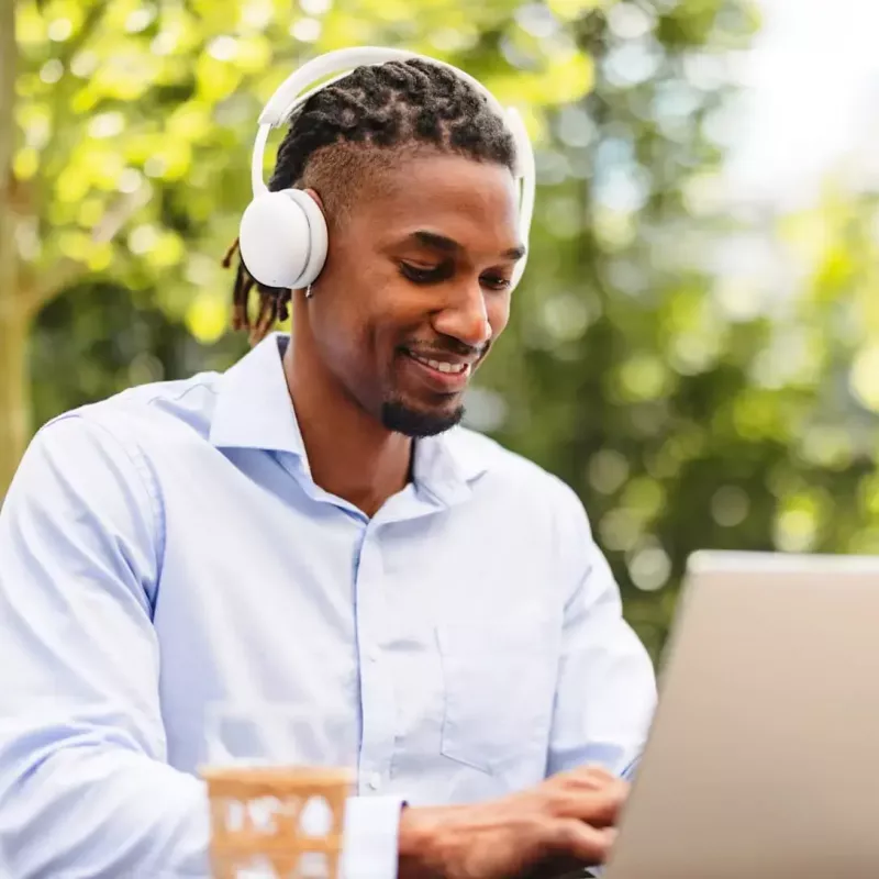 Headset Logitech Zone Wireless 2 ES — com fios e sem fios (Bluetooth), USB-C, supra-aural, cabo de 1,5 m, branco, 212 g