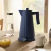 Chaleira elétrica Alessi Plissé 1,0 L 2200 W azul, resina termoplástica, base oculta, desligamento automático