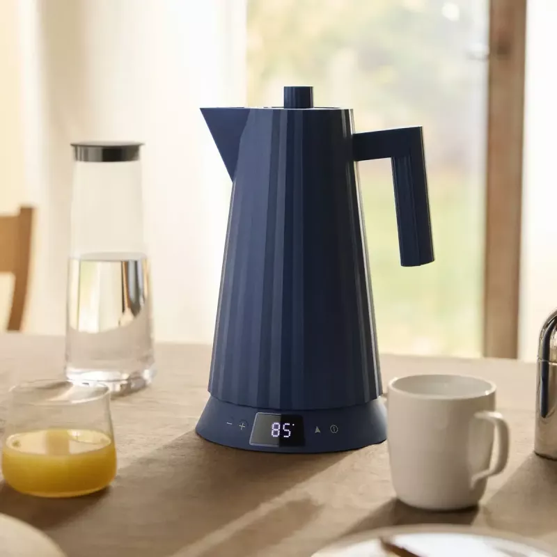Chaleira elétrica Alessi Plissé 1,0 L 2200 W azul, resina termoplástica, base oculta, desligamento automático