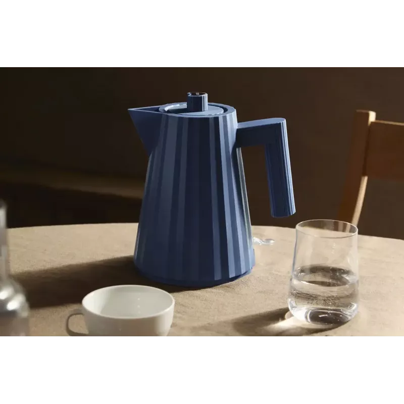Chaleira Alessi Plissé 1,0 L 2200 W azul, resina termoplástica, desligamento automático, base oculta