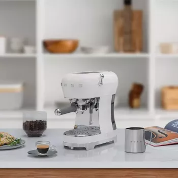 Máquina de café expresso Smeg 1,1 L ECF02WHEU