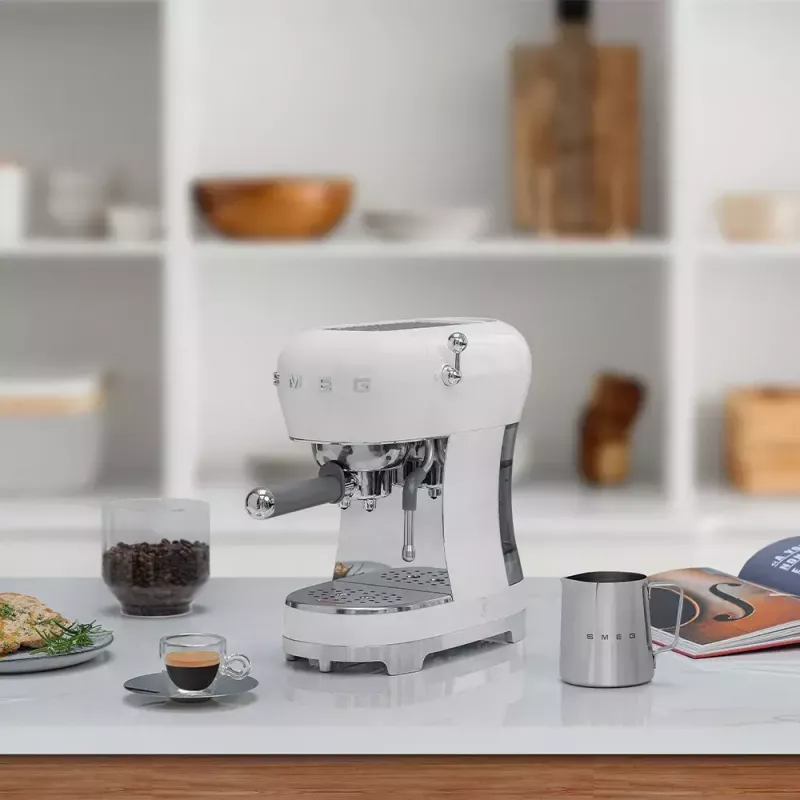Máquina de café expresso Smeg 1,1 L ECF02WHEU