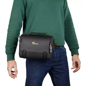 Bolsa de cintura Lowepro Adventura SH 160 III preta com alça de ombro