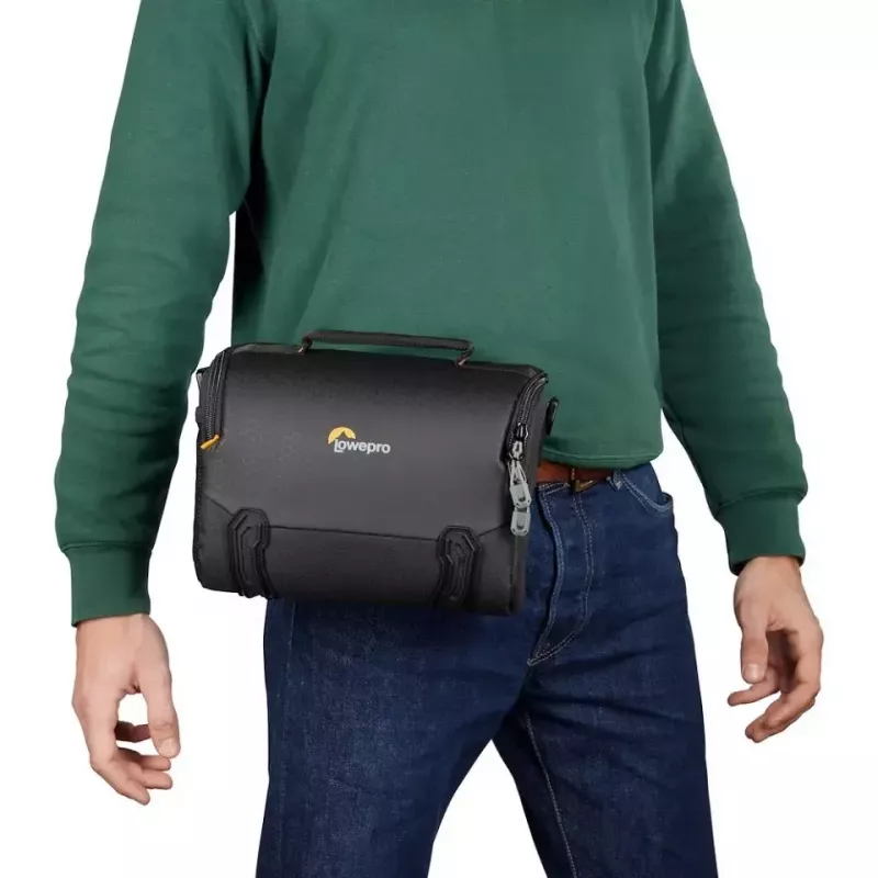 Bolsa de cintura Lowepro Adventura SH 160 III preta com alça de ombro