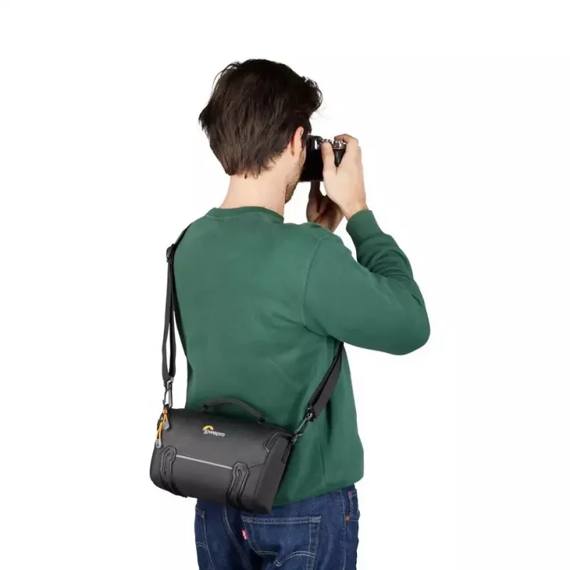 Bolsa de cintura Lowepro Adventura SH 160 III preta com alça de ombro