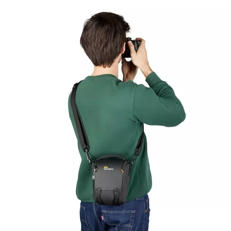 Bolsa sling Lowepro Adventura TLZ 30 III preta com alça de ombro
