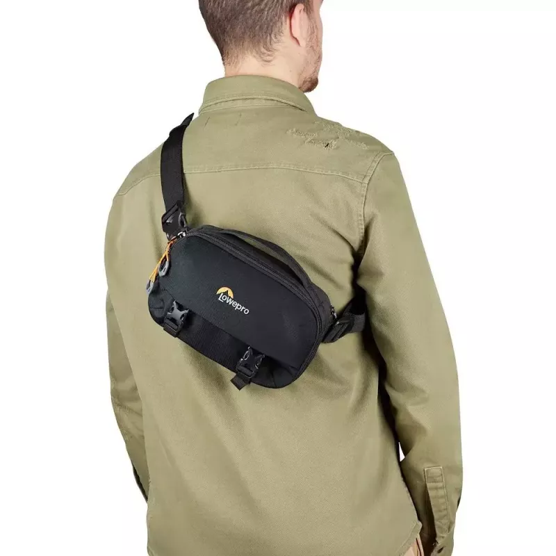 Bolsa sling Lowepro Trekker Lite HP 100 preta com alça de ombro