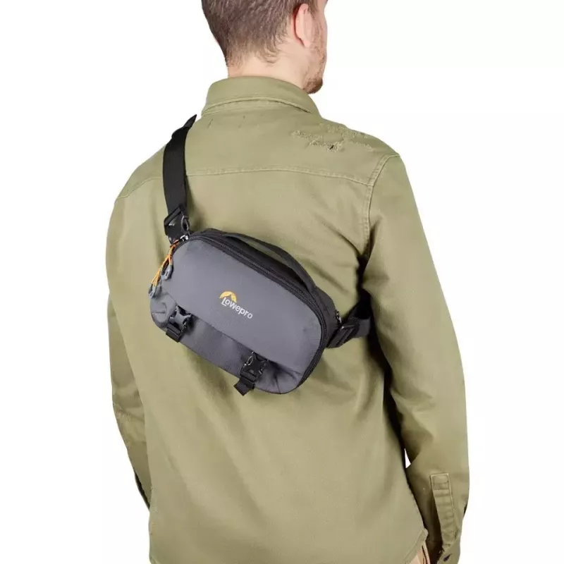 Bolsa sling Lowepro LP37467-PWW cinzenta com alça de ombro