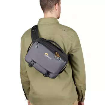Bolsa sling Lowepro LP37468-PWW cinzenta com alça de ombro e 1 bolso exterior