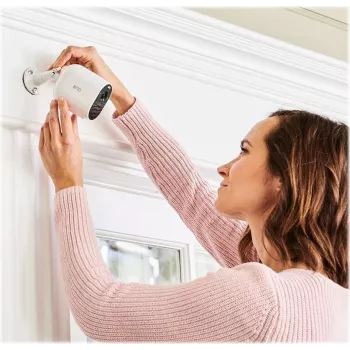 Câmara de segurança Arlo Essential 3 2K pack de 2 com módulos solares, 4MP (2560x1440), Wi-Fi, bateria, interior/exterior, deteção inteligente, branco