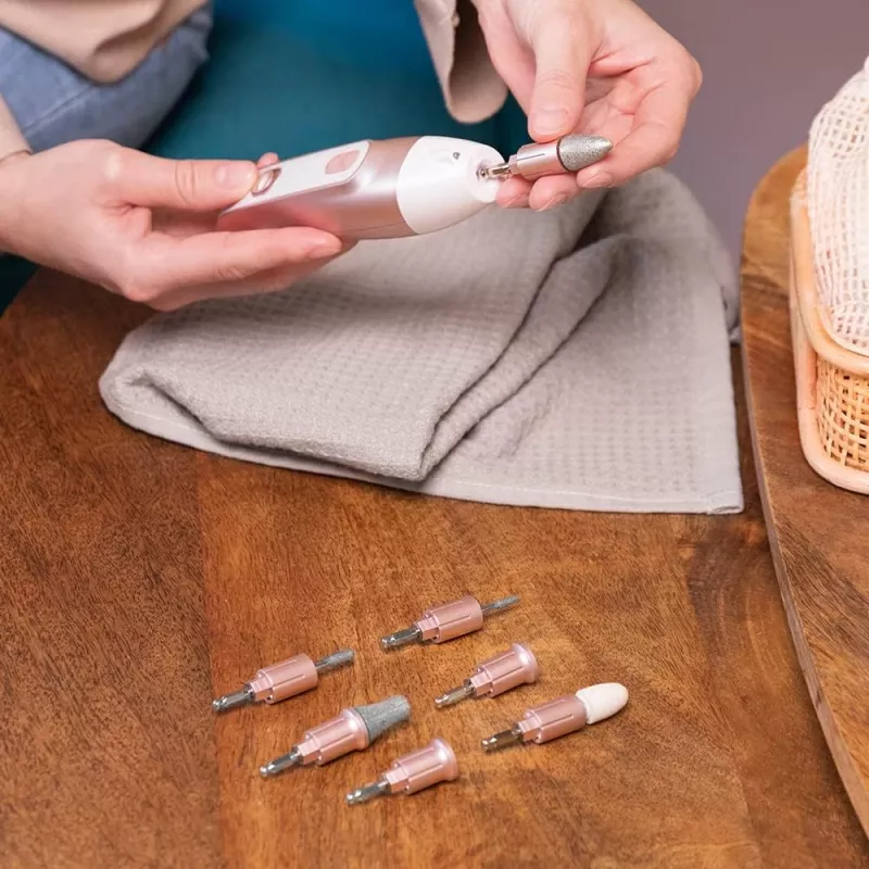 Cecotec PinkyCare 700 Perfect Nails conjunto elétrico de manicure e pedicure, broca para unhas, 7 acessórios, 2 velocidades, recarregável, rosa/branco