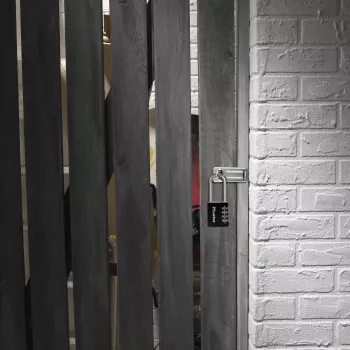 Cadeado de combinação Master Lock 7640EURDBLK 40mm de largura de arco, arco de aço temperado, 4 dígitos reprogramável, prateado/cinzento