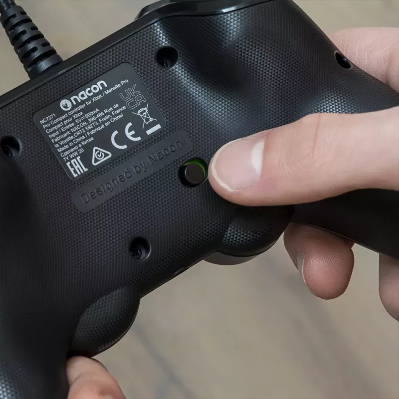 Comando com Fio Nacon Compact Pro para Xbox Series X|S, Xbox One e PC - Branco