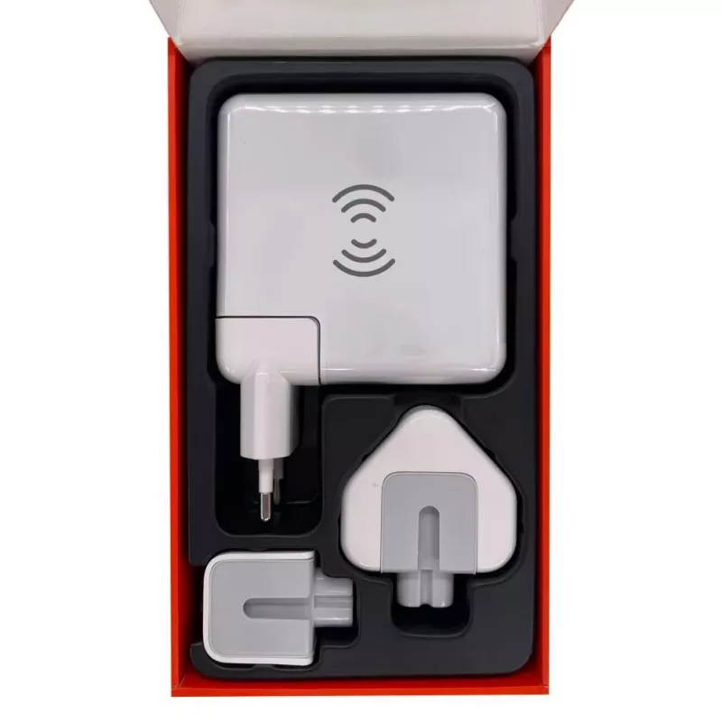 Adaptador de viagem Evelatus com carregador sem fios EWC06 branco