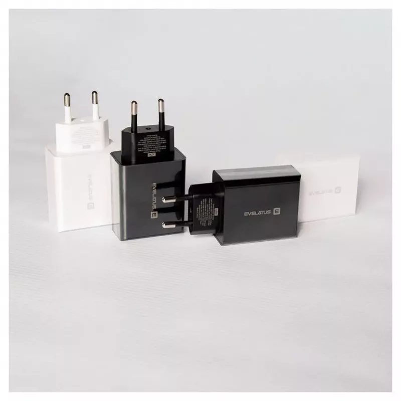 Evelatus Carregador de viagem ETC06 tomada EU 3 portas 32W USB-C / USB-A2 branco